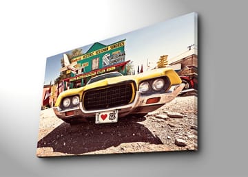 Canvastavla 70x100 cm - Vintage bil i gult framför en nostalgisk vägskylt längs Route 66 - Gult / Svart / Silver - Inredning - Tavlor & posters - Canvastavla