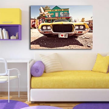 Canvastavla 70x100 cm - Vintage bil i gult framför en nostalgisk vägskylt längs Route 66 - Gult / Svart / Silver - Inredning - Tavlor & posters - Canvastavla