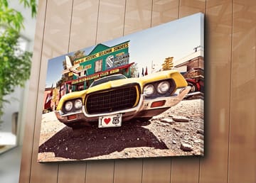 Canvastavla 70x100 cm - Vintage bil i gult framför en nostalgisk vägskylt längs Route 66 - Gult / Svart / Silver - Inredning - Tavlor & posters - Canvastavla