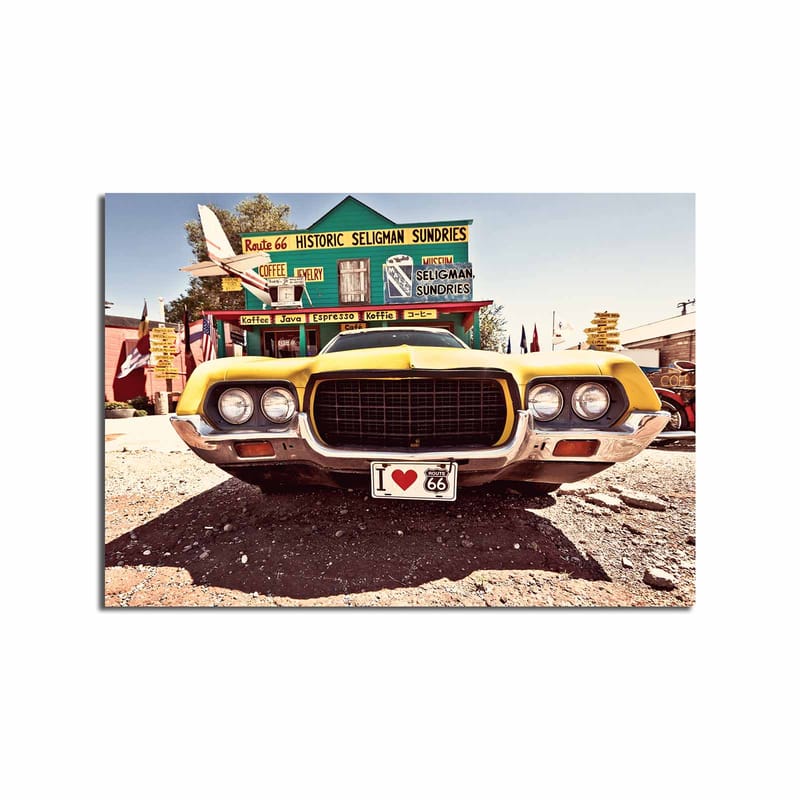 Canvastavla 70x100 cm - Vintage bil i gult framför en nostalgisk vägskylt längs Route 66 - Gult / Svart / Silver - Inredning - Tavlor & posters - Canvastavla