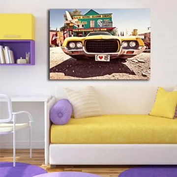 Canvastavla 70x100 cm - Vintage bil i gult framför en nostalgisk vägskylt längs Route 66 - Gult / Svart / Silver - Inredning - Tavlor & posters - Canvastavla