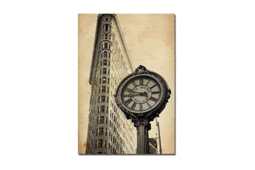 Canvastavla 70x100 cm - Vintage klocka vid foten av en ikonisk byggnad i New York - Svart / Grå / Beige - Inredning - Tavlor & posters - Canvastavla