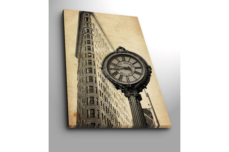 Canvastavla 70x100 cm - Vintage klocka vid foten av en ikonisk byggnad i New York - Svart / Grå / Beige - Inredning - Tavlor & posters - Canvastavla