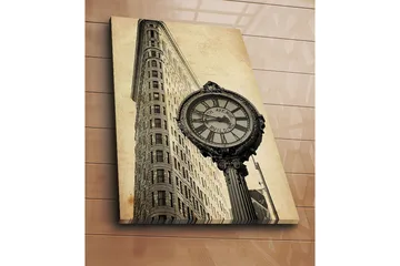 Canvastavla 70x100 cm - Vintage klocka vid foten av en ikonisk byggnad i New York - Svart / Grå / Beige - Inredning - Tavlor & posters - Canvastavla