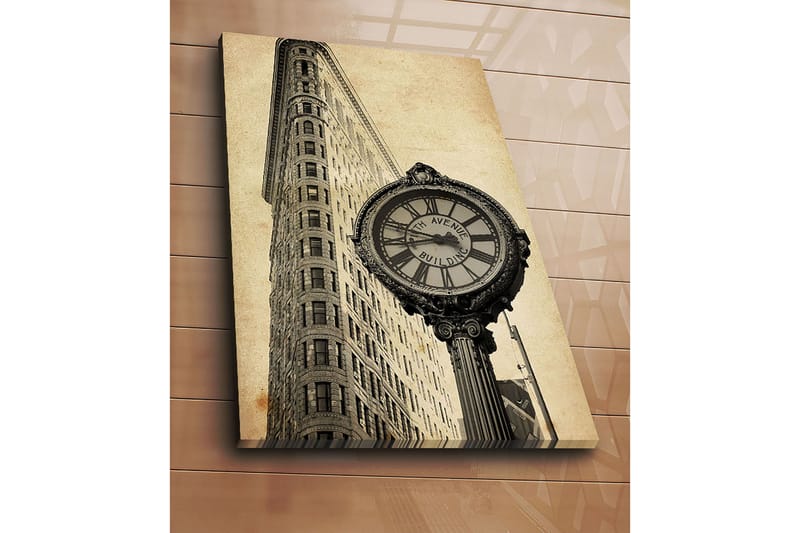 Canvastavla 70x100 cm - Vintage klocka vid foten av en ikonisk byggnad i New York - Svart / Grå / Beige - Inredning - Tavlor & posters - Canvastavla