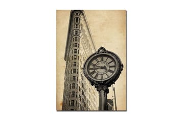 Canvastavla 70x100 cm - Vintage klocka vid foten av en ikonisk byggnad i New York - Svart / Grå / Beige - Inredning - Tavlor & posters - Canvastavla