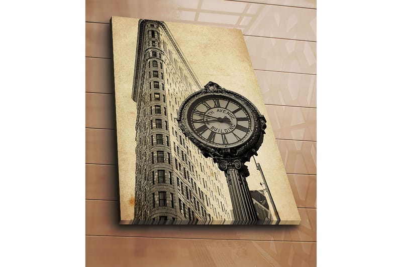 Canvastavla 70x100 cm - Vintage klocka vid foten av en ikonisk byggnad i New York - Svart / Grå / Beige - Inredning - Tavlor & posters - Canvastavla