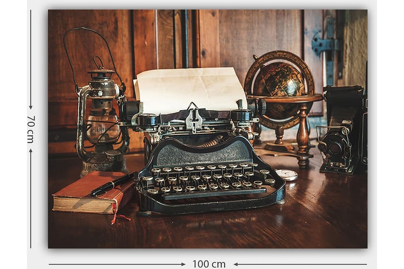 Canvastavla 70x100 cm - Vintage skrivmaskin med papper och en gammal glob på ett träbord - Svart / Brunt / Vitt - Inredning - Tavlor & posters - Canvastavla