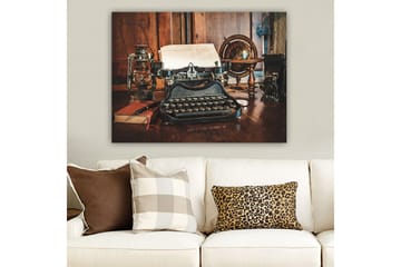 Canvastavla 70x100 cm - Vintage skrivmaskin med papper och en gammal glob på ett träbord - Svart / Brunt / Vitt - Inredning - Tavlor & posters - Canvastavla