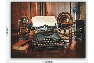 Canvastavla 70x100 cm - Vintage skrivmaskin med papper och en gammal glob på ett träbord - Svart / Brunt / Vitt - Inredning - Tavlor & posters - Canvastavla