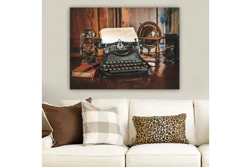 Canvastavla 70x100 cm - Vintage skrivmaskin med papper och en gammal glob på ett träbord - Svart / Brunt / Vitt - Inredning - Tavlor & posters - Canvastavla