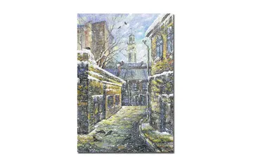 Canvastavla 70x100 cm - Vintergata omgiven av gamla byggnader med snö på taken - Gult / Blått / Vitt - Inredning - Tavlor & posters - Canvastavla