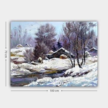 Canvastavla 70x100 cm - Vinterlandskap med snöklädda träd och en gammal stuga vid en stilla bäck - Vit / Ljusblå / Mörklila - Inredning - Tavlor & posters - Canvastavla