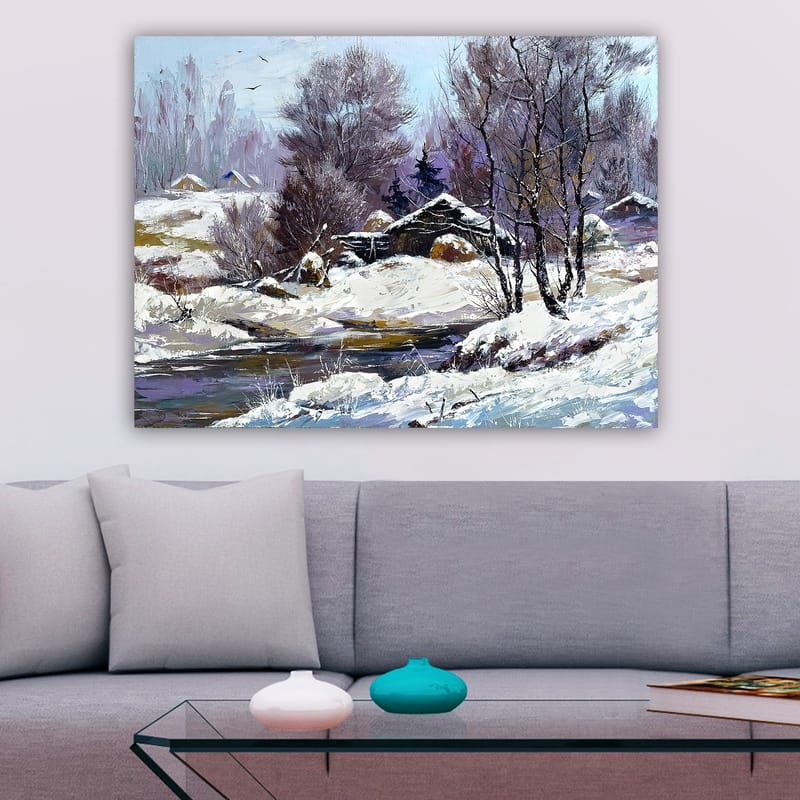 Canvastavla 70x100 cm - Vinterlandskap med snöklädda träd och en gammal stuga vid en stilla bäck - Vit / Ljusblå / Mörklila - Inredning - Tavlor & posters - Canvastavla