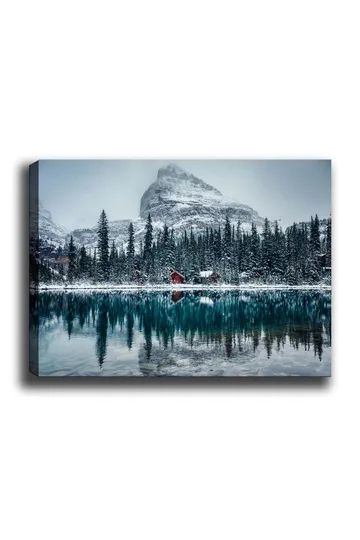 Canvastavla 70x100 cm - Vinterlandskap med snötäckta berg och en spegelblanka sjö omgiven av granar och röda stugor - Mörkgrön / Blå / Vit - Inredning - Tavlor & posters - Canvastavla