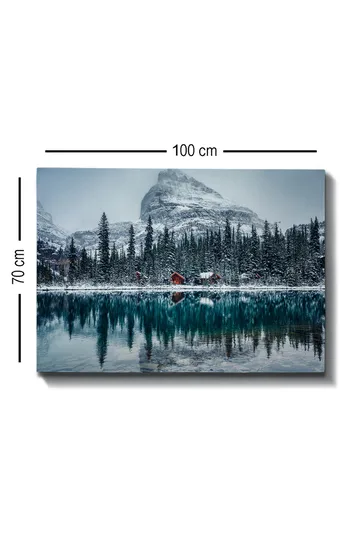 Canvastavla 70x100 cm - Vinterlandskap med snötäckta berg och en spegelblanka sjö omgiven av granar och röda stugor - Mörkgrön / Blå / Vit - Inredning - Tavlor & posters - Canvastavla