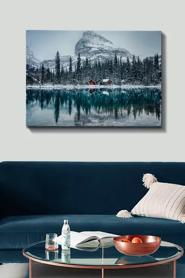 Canvastavla 70x100 cm - Vinterlandskap med snötäckta berg och en spegelblanka sjö omgiven av granar och röda stugor - Mörkgrön / Blå / Vit - Inredning - Tavlor & posters - Canvastavla