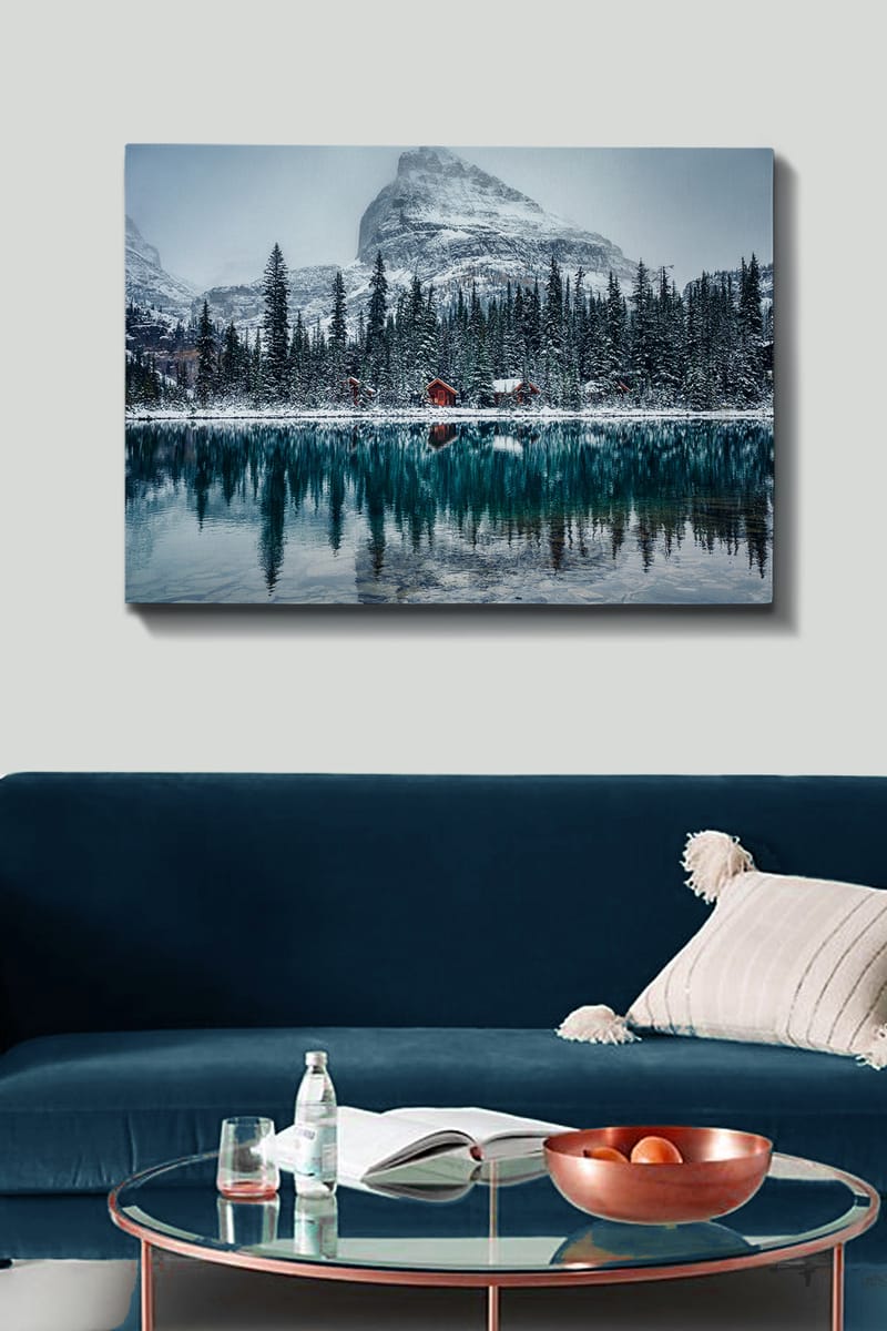 Canvastavla 70x100 cm - Vinterlandskap med snötäckta berg och en spegelblanka sjö omgiven av granar och röda stugor - Mörkgrön / Blå / Vit - Inredning - Tavlor & posters - Canvastavla
