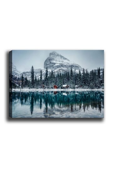 Canvastavla 70x100 cm - Vinterlandskap med snötäckta berg och en spegelblanka sjö omgiven av granar och röda stugor - Mörkgrön / Blå / Vit - Inredning - Tavlor & posters - Canvastavla