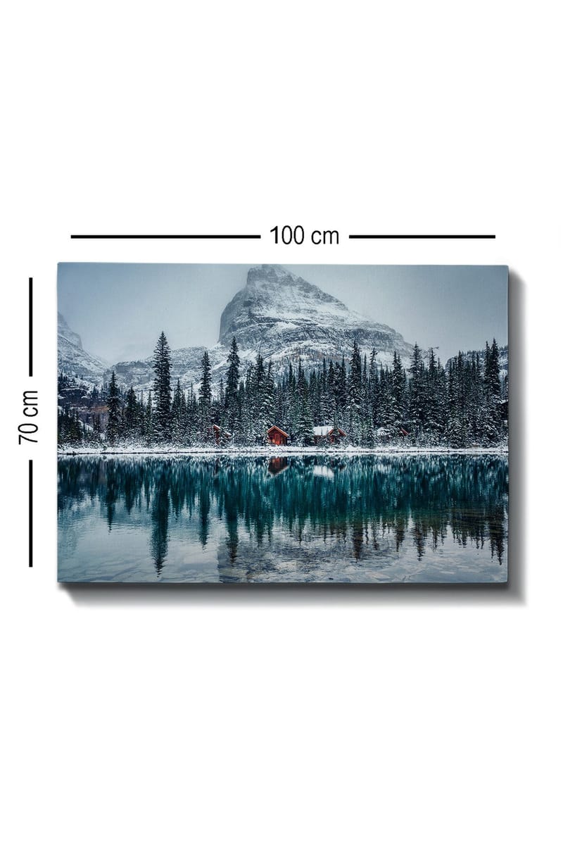 Canvastavla 70x100 cm - Vinterlandskap med snötäckta berg och en spegelblanka sjö omgiven av granar och röda stugor - Mörkgrön / Blå / Vit - Inredning - Tavlor & posters - Canvastavla