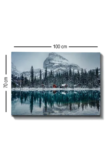 Canvastavla 70x100 cm - Vinterlandskap med snötäckta berg och en spegelblanka sjö omgiven av granar och röda stugor - Mörkgrön / Blå / Vit - Inredning - Tavlor & posters - Canvastavla