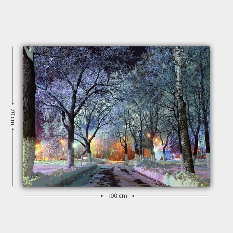 Canvastavla 70x100 cm - Vinterlandskap med snötäckta träd och en upplyst väg som skapar en magisk atmosfär - Blå / Vit / Orange - Inredning - Tavlor & posters - Canvastavla