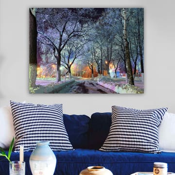 Canvastavla 70x100 cm - Vinterlandskap med snötäckta träd och en upplyst väg som skapar en magisk atmosfär - Blå / Vit / Orange - Inredning - Tavlor & posters - Canvastavla