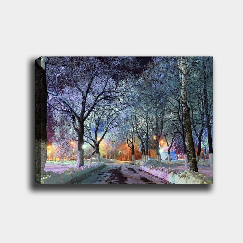Canvastavla 70x100 cm - Vinterlandskap med snötäckta träd och en upplyst väg som skapar en magisk atmosfär - Blå / Vit / Orange - Inredning - Tavlor & posters - Canvastavla