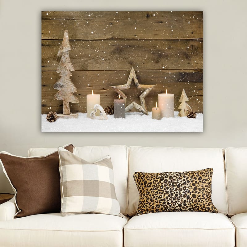 Canvastavla 70x100 cm - Vinterlig dekoration med ljus, träd och stjärnor på en snötäckt yta - Vit / Grå / Brun - Inredning - Tavlor & posters - Canvastavla