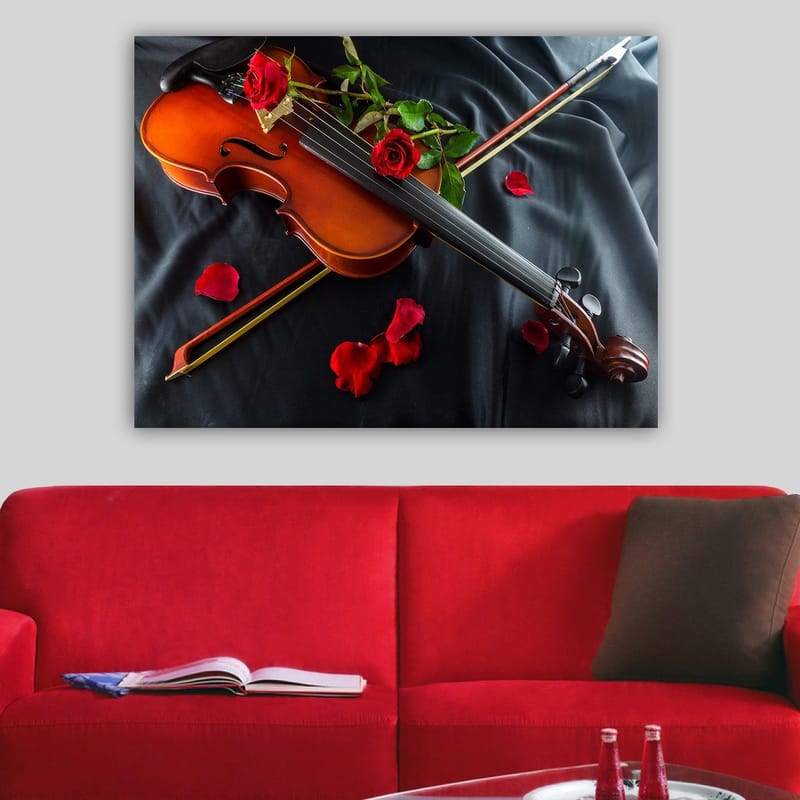 Canvastavla 70x100 cm - Violin omgiven av röda rosor och rosenblad på en mörk bakgrund - Brun / Röd / Grön - Inredning - Tavlor & posters - Canvastavla
