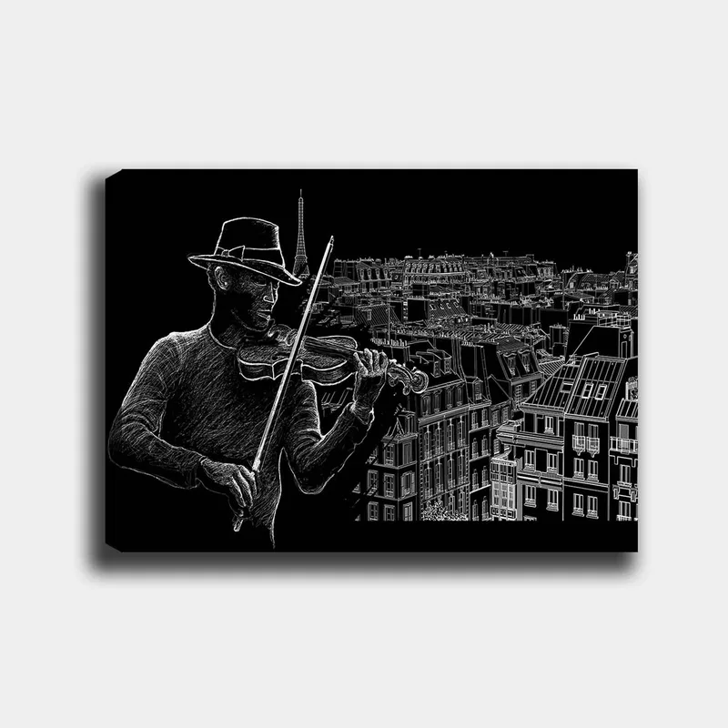 Canvastavla 70x100 cm - Violinist spelar musik mot en stadssilhuett med Eiffeltornet i bakgrunden, Svart / Vit