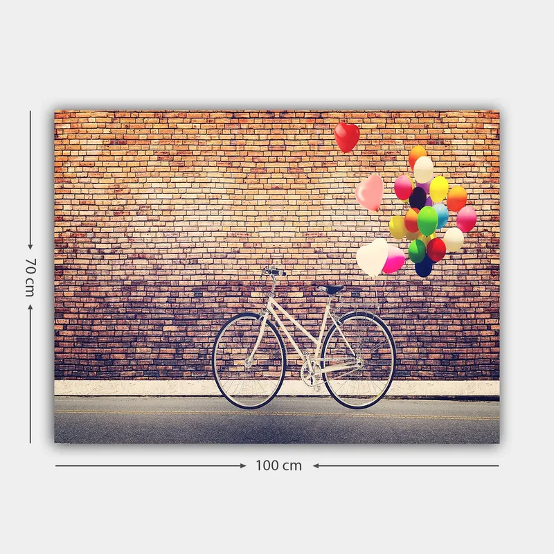 Canvastavla 70x100 cm - Vit cykel med färgglada ballonger som svävar ovanför mot en tegelvägg - Vit / Röd / Gul - Inredning - Tavlor & posters - Canvastavla
