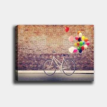 Canvastavla 70x100 cm - Vit cykel med färgglada ballonger som svävar ovanför mot en tegelvägg - Vit / Röd / Gul - Inredning - Tavlor & posters - Canvastavla