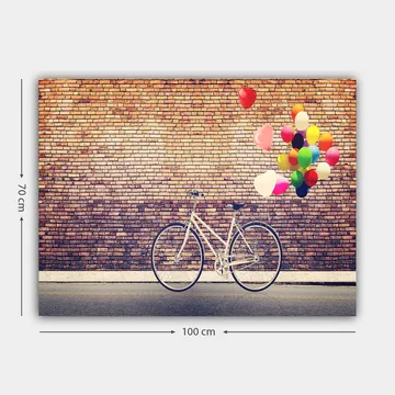 Canvastavla 70x100 cm - Vit cykel med färgglada ballonger som svävar ovanför mot en tegelvägg - Vit / Röd / Gul - Inredning - Tavlor & posters - Canvastavla