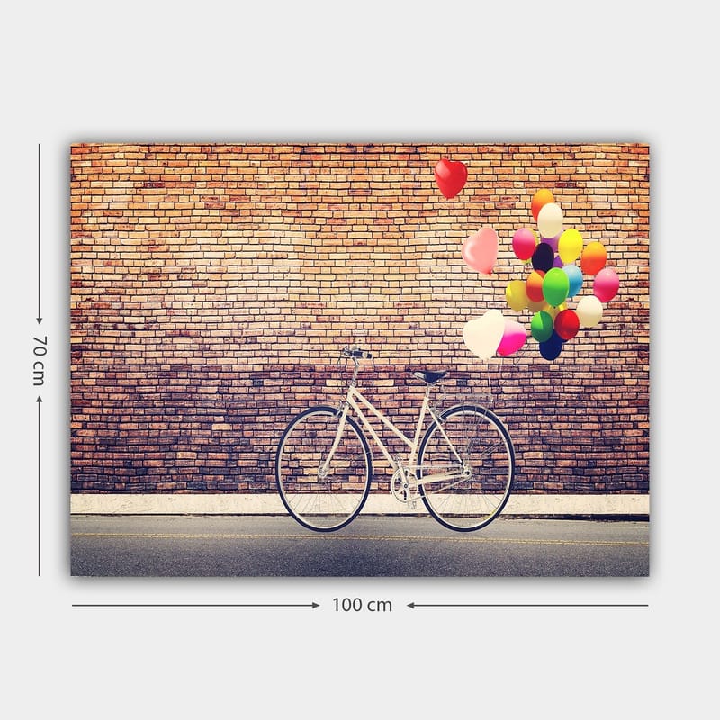 Canvastavla 70x100 cm - Vit cykel med färgglada ballonger som svävar ovanför mot en tegelvägg - Vit / Röd / Gul - Inredning - Tavlor & posters - Canvastavla