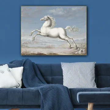 Canvastavla 70x100 cm - Vit häst som hoppar framåt i en naturskön landskapsmiljö - Vit / Ljusblå / Beige - Inredning - Tavlor & posters - Canvastavla