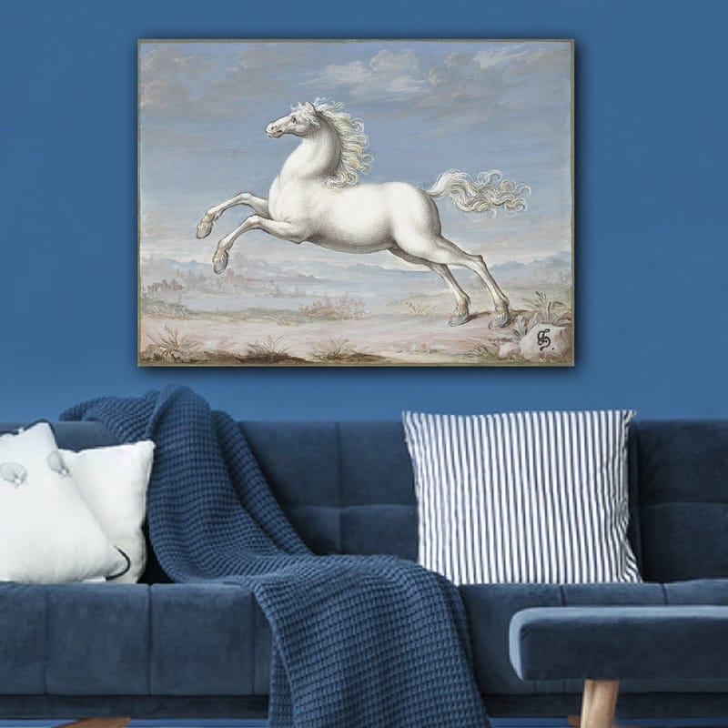 Canvastavla 70x100 cm - Vit häst som hoppar framåt i en naturskön landskapsmiljö - Vit / Ljusblå / Beige - Inredning - Tavlor & posters - Canvastavla
