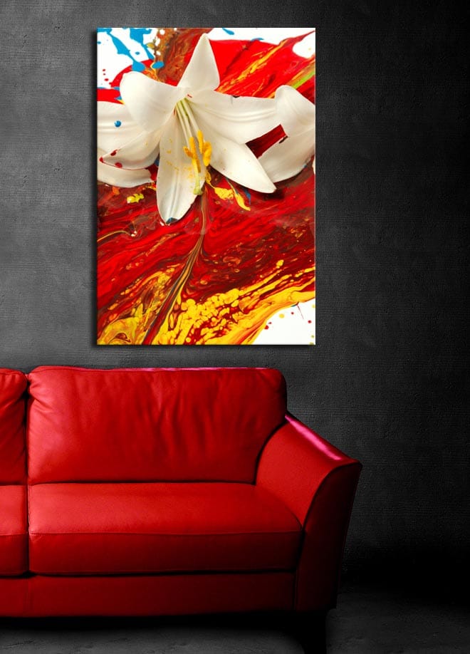 Canvastavla 70x100 cm - Vit lilja som framträder mot en bakgrund av intensiva röda och gula färger - Röd / Gul / Vit - Inredning - Tavlor & posters - Canvastavla