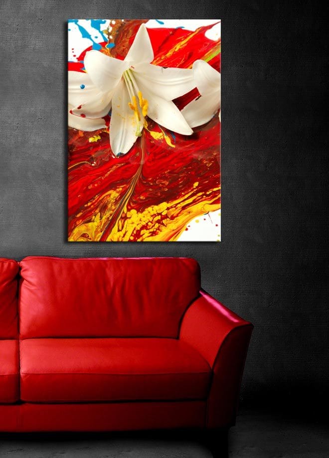 Canvastavla 70x100 cm - Vit lilja som framträder mot en bakgrund av intensiva röda och gula färger - Röd / Gul / Vit - Inredning - Tavlor & posters - Canvastavla