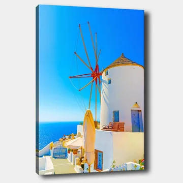 Canvastavla 70x100 cm - Vit vindmölla med röd rotor på en klippa vid havet, omgiven av klarblå himmel och hav - Vit / Röd / Blå - Inredning - Tavlor & posters - Canvastavla