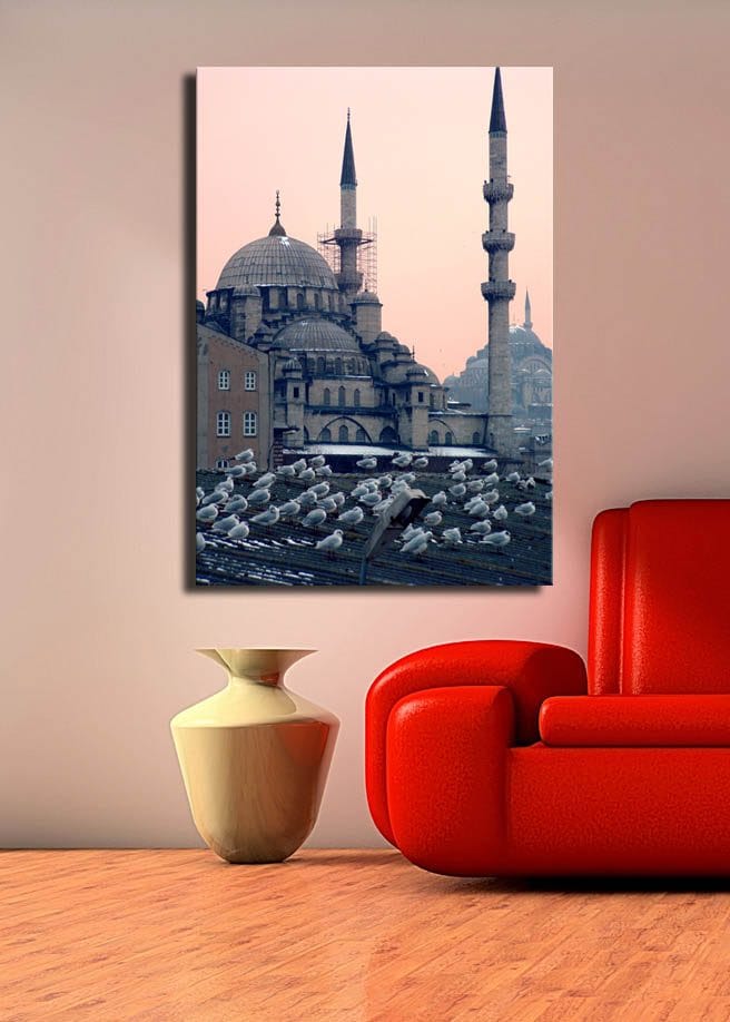 Canvastavla 70x100 cm - Vy av en historisk moské med fåglar som sitter på taket - Grå / Blå / Beige - Inredning - Tavlor & posters - Canvastavla