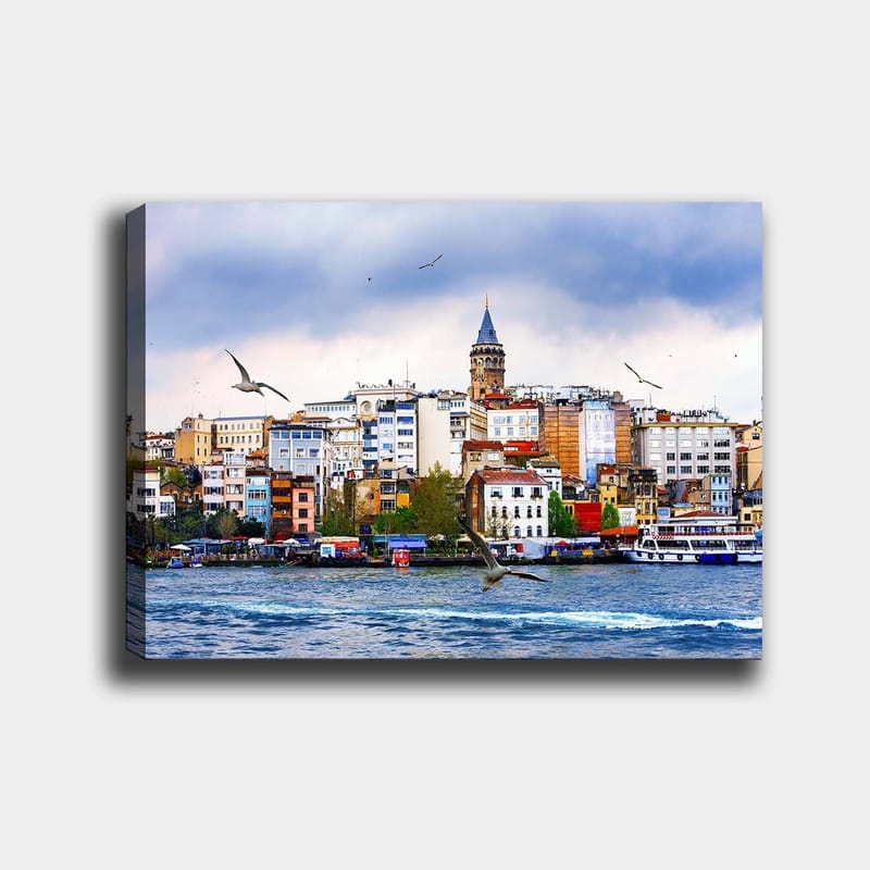 Canvastavla 70x100 cm - Vy av en stad med en historisk klocktorn och fåglar som sväva över vattnet, Blå / Vit / Beige