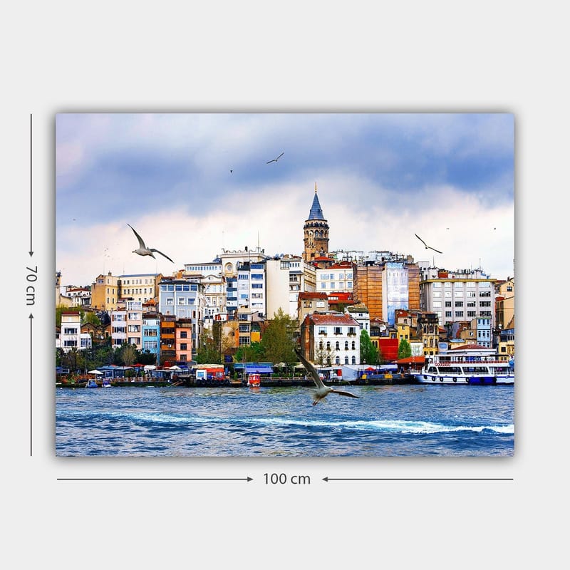 Canvastavla 70x100 cm - Vy av en stad med en historisk klocktorn och fåglar som sväva över vattnet - Blå / Vit / Beige - Inredning - Tavlor & posters - Canvastavla