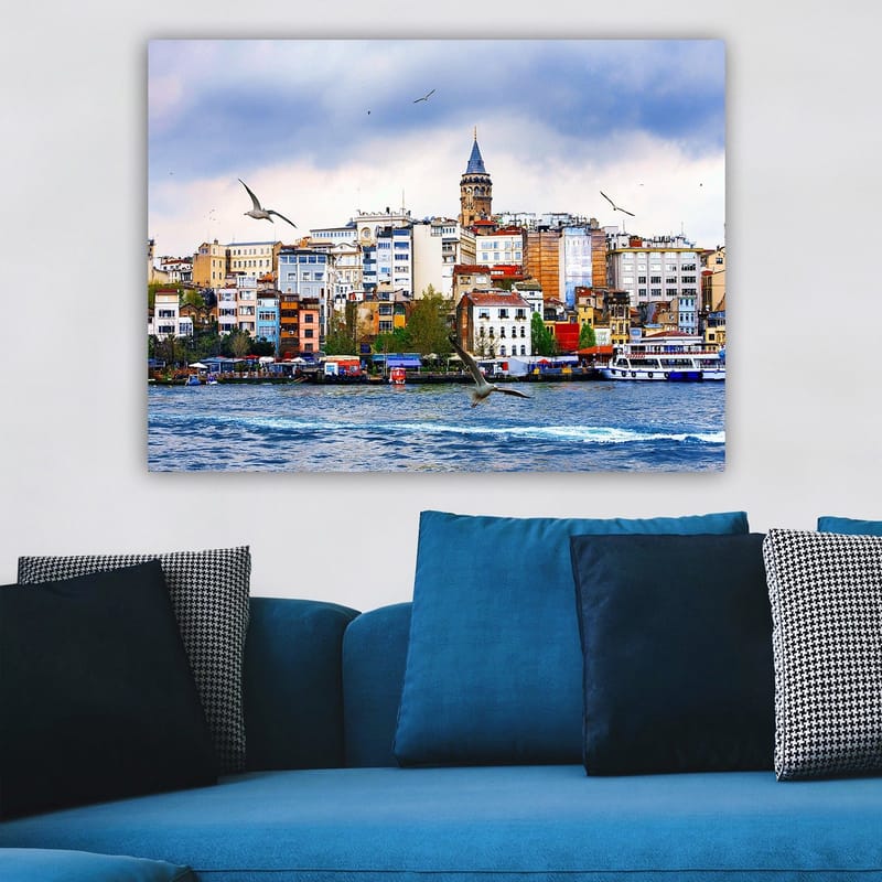Canvastavla 70x100 cm - Vy av en stad med en historisk klocktorn och fåglar som sväva över vattnet - Blå / Vit / Beige - Inredning - Tavlor & posters - Canvastavla