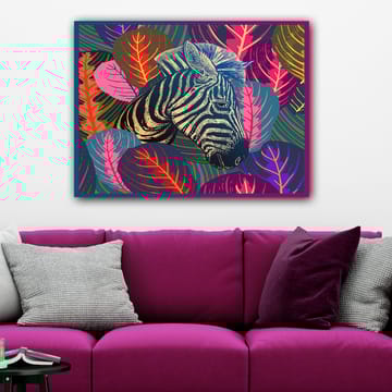 Canvastavla 70x100 cm - Zebra som framträder bland färgglada lövverk - Svart / Rosa / Grön - Inredning - Tavlor & posters - Canvastavla