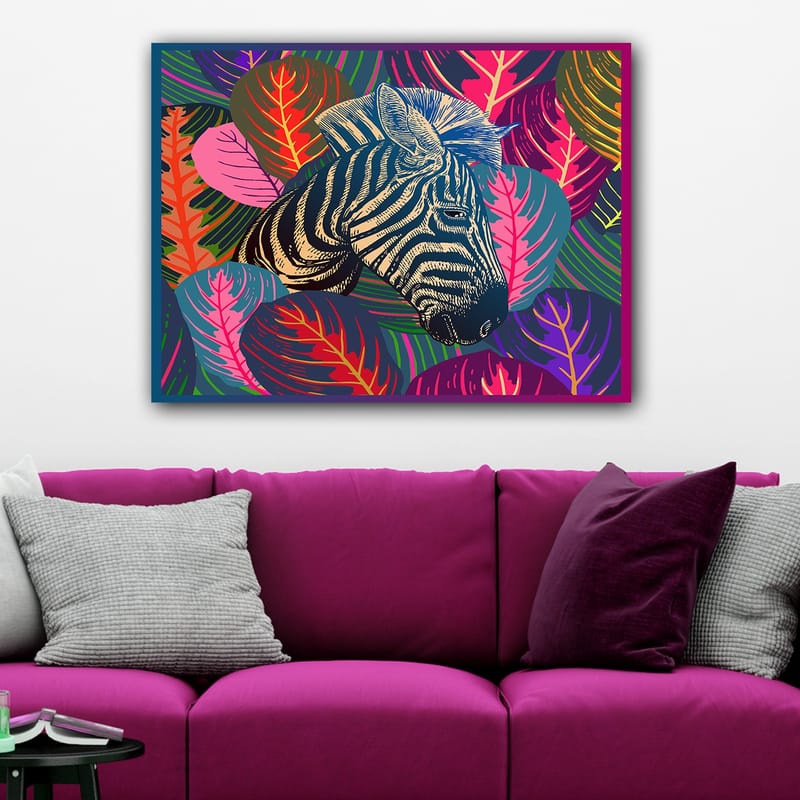 Canvastavla 70x100 cm - Zebra som framträder bland färgglada lövverk - Svart / Rosa / Grön - Inredning - Tavlor & posters - Canvastavla