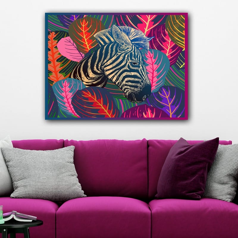 Canvastavla 70x100 cm - Zebra som framträder bland färgglada lövverk - Svart / Rosa / Grön - Inredning - Tavlor & posters - Canvastavla