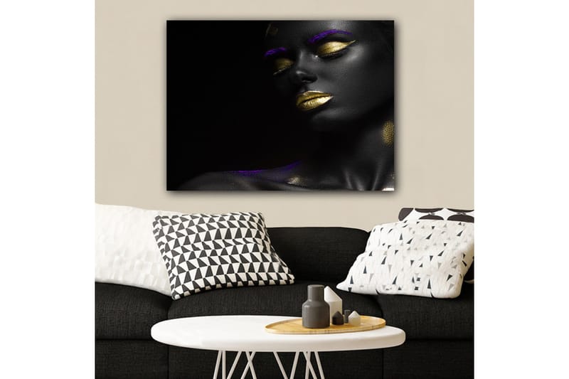 Canvastavla 70x100 cm - Porträtt av en kvinna med svart hud och guldiga läppar, accentuerat med lila detaljer - Svart / Guld / Lila - Inredning - Tavlor & posters - Canvastavla