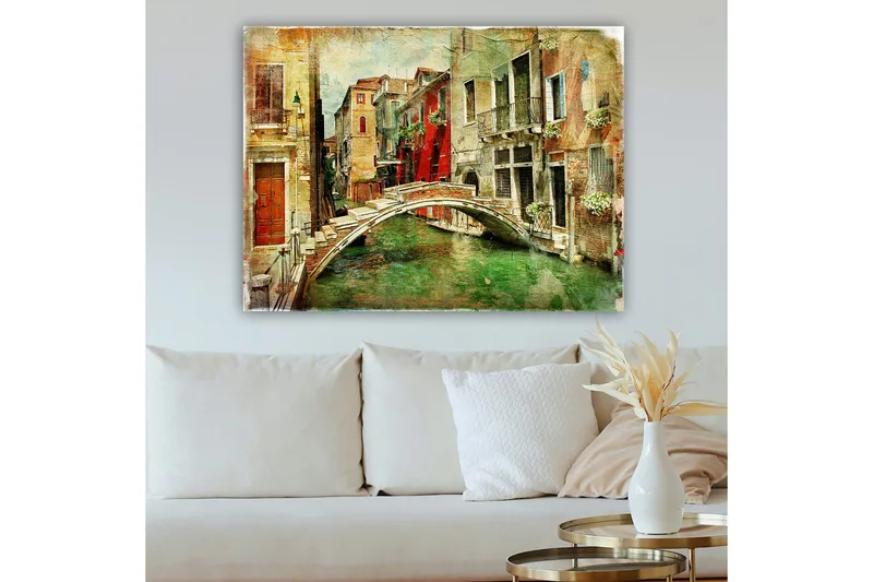 Canvastavla 70x100 cm - Pittoresk kanal med en bro omgiven av färgglada byggnader i Venedig - Röd / Grön / Beige - Inredning - Tavlor & posters - Canvastavla