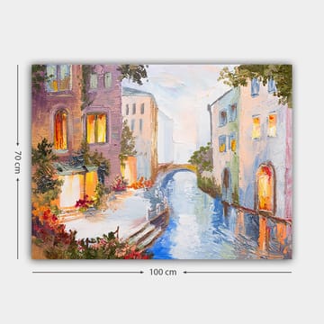 Canvastavla 70x100 cm - Pittoresk kanal med färgglada hus och en bro som speglas i vattnet - Ljusblå / Lila / Orange - Inredning - Tavlor & posters - Canvastavla